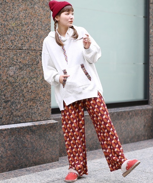 チチカカ（チチカカ）の「シャギーボアポカフーディーパッチプルオーバー（パーカー・レディース・チャコールグレー/オレンジ/ライトグレー・FREE）」の5枚目の写真