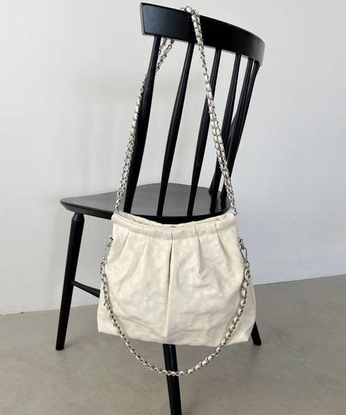 un+frame（アンフレーム）の「quilting chain shoulder bag／2WAYキルティングPUチェーンショルダーバッグ（ショルダーバッグ・レディース・ブラック/アイボリー/シルバー・FREE）」の4枚目の写真