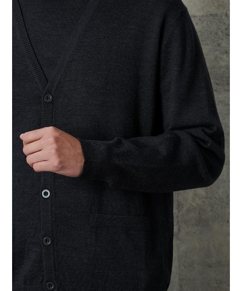 TRANS CONTINENTS(トランスコンチネンツ)の「TRANS CONTINENTS ファインゲージBIZニット カーディガン カーキ/ブラック/グレー/オレンジ/ネイビー(カーディガン/ボレロ・メンズ・ネイビー/ブラック/チャコールグレー/カーキ/オレンジ・M/L/LL)」の16枚目の写真