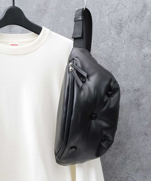 glabella（グラベラ）の「パデッド クッション PU ウエストバッグ（ボディバッグ/ウエストポーチ・メンズ・ブラック・FREE）」の2枚目の写真