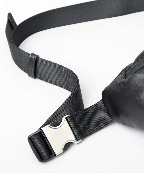 glabella（グラベラ）の「パデッド クッション PU ウエストバッグ（ボディバッグ/ウエストポーチ・メンズ・ブラック・FREE）」の12枚目の写真