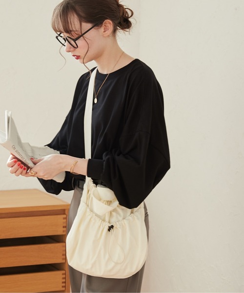 ANGIE（アンジー）の「ナイロン ドローストリング 2WAY ショルダーバッグ（ショルダーバッグ・レディース・アイボリー/ブラック・FREE）」の2枚目の写真