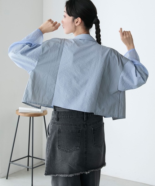 forksy.（フォルクシー）の「【forksy.】異素材切替えクロップドシャツ（シャツ/ブラウス・レディース・アイボリー系/ブルー系/グレー系・FREE）」の2枚目の写真