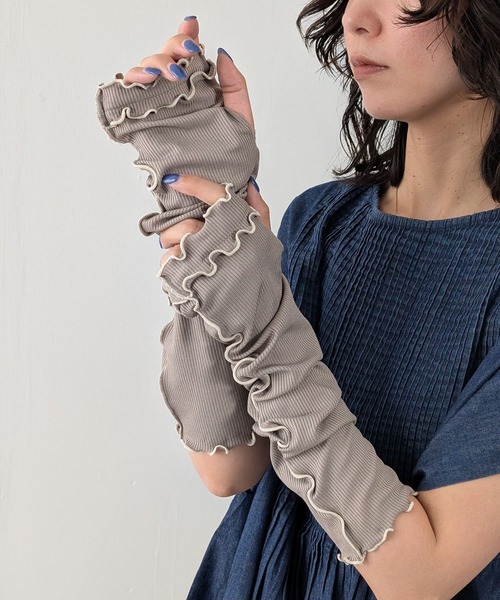 emesuelee(エメスーリー)の「冷感リブ生地UV手袋 40cm 45cm(アームカバー・レディース・ブルー/ブラック/ライトグレー/グレー系1/ブラック系1/ブルー系1・フリー)」の11枚目の写真