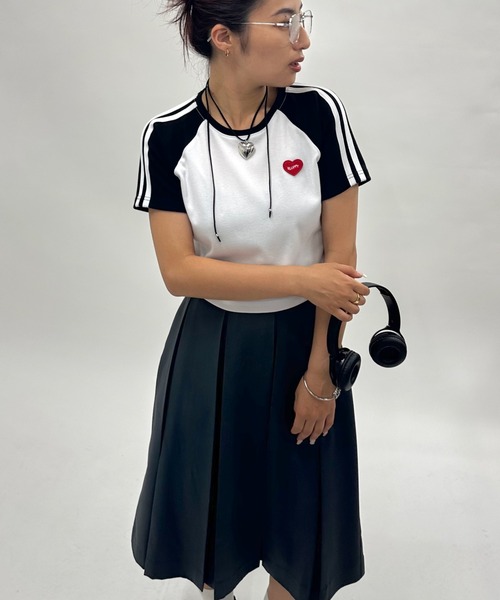 WHO'S WHO gallery(フーズフーギャラリー)の「【SLOPPY/スロッピー】ハートラインTEE(Tシャツ/カットソー・レディース・グレー/オフホワイト/ブラック/レッド/ネイビー/レッド系その他/ブラック系その他/ブルー系その他/カーキ・FREE)」の4枚目の写真