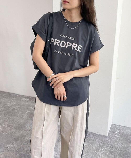 fredy emue(フレディエミュ)の「シルケット袖ロールロゴTシャツ(Tシャツ/カットソー・レディース・カーキ/チャコールグレー/オフホワイト/ベージュ・38)」の1枚目の写真