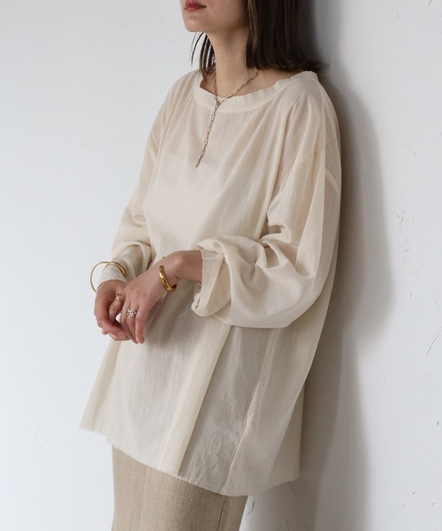 Bonjour Sagan(ボンジュールサガン)の「シアークルーネックプルオーバーブラウス(シャツ/ブラウス・レディース・アイボリー/チャコールグレー/カーキブラウン・FREE)」の2枚目の写真