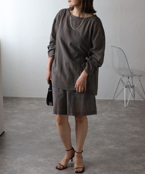 Bonjour Sagan(ボンジュールサガン)の「シアークルーネックプルオーバーブラウス(シャツ/ブラウス・レディース・アイボリー/チャコールグレー/カーキブラウン・FREE)」の4枚目の写真