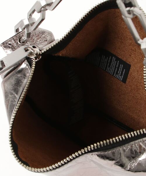 ALLSAINTS（オールセインツ）の「MADEA MINI CHAIN STRAP LEATHER BAG | MADEA ミニ チェーン ストラップ レザー バッグ（ショルダーバッグ・レディース・ガンメタ・ONE SIZE）」の8枚目の写真