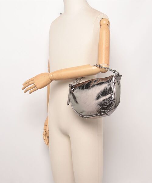 ALLSAINTS（オールセインツ）の「MADEA MINI CHAIN STRAP LEATHER BAG | MADEA ミニ チェーン ストラップ レザー バッグ（ショルダーバッグ・レディース・ガンメタ・ONE SIZE）」の9枚目の写真
