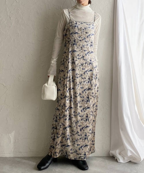 She's Closet(シーズクローゼット)の「総柄ニュアンス柄ロング丈ベロアキャミワンピース(ワンピース・レディース・ベージュ/ネイビー/オリーブ/ブルー系その他・FREE)」の4枚目の写真