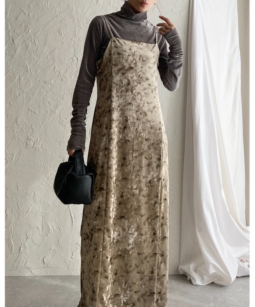 She's Closet(シーズクローゼット)の「総柄ニュアンス柄ロング丈ベロアキャミワンピース(ワンピース・レディース・ベージュ/ネイビー/オリーブ/ブルー系その他・FREE)」の16枚目の写真