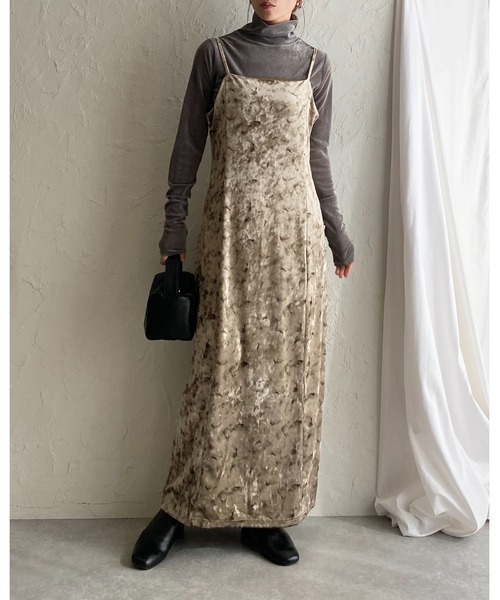 She's Closet(シーズクローゼット)の「総柄ニュアンス柄ロング丈ベロアキャミワンピース(ワンピース・レディース・ベージュ/ネイビー/オリーブ/ブルー系その他・FREE)」の5枚目の写真