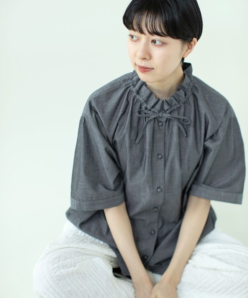 PAR ICI（パーリッシィ）の「グランジウォッシュ ギャザーフリルブラウス（シャツ/ブラウス・レディース・ホワイト/チャコールグレー/アイボリー/ブルー系その他・FREE）」の4枚目の写真