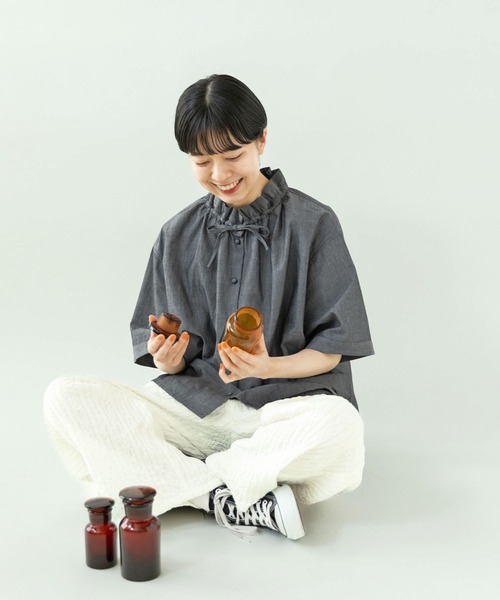 PAR ICI（パーリッシィ）の「グランジウォッシュ ギャザーフリルブラウス（シャツ/ブラウス・レディース・ホワイト/チャコールグレー/アイボリー/ブルー系その他・FREE）」の22枚目の写真