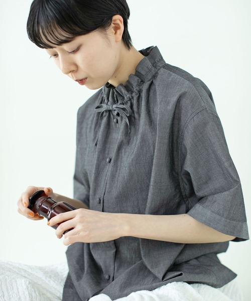 PAR ICI（パーリッシィ）の「グランジウォッシュ ギャザーフリルブラウス（シャツ/ブラウス・レディース・ホワイト/チャコールグレー/アイボリー/ブルー系その他・FREE）」の16枚目の写真