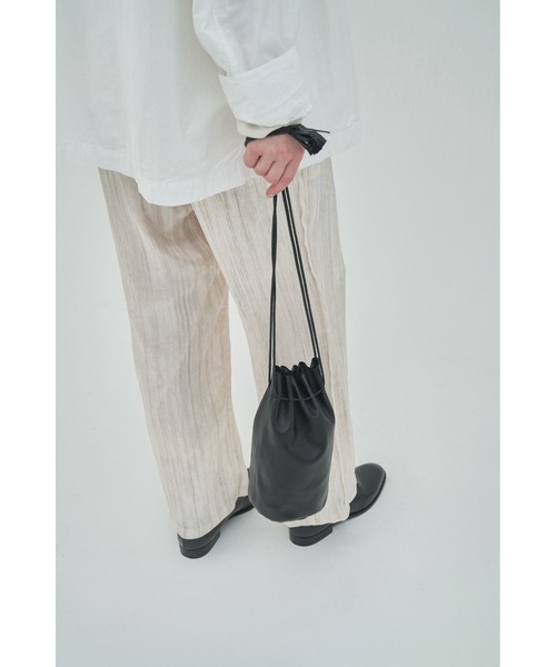 utta(ウッタ)の「【utta/ウッタ】ゴートレザータッセル巾着ポーチ / 山羊革 / 撥水レザー(ショルダーバッグ・レディース・ブラック・FREE)」の1枚目の写真