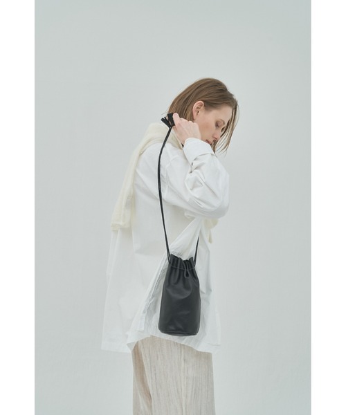 utta(ウッタ)の「【utta/ウッタ】ゴートレザータッセル巾着ポーチ / 山羊革 / 撥水レザー(ショルダーバッグ・レディース・ブラック・FREE)」の10枚目の写真
