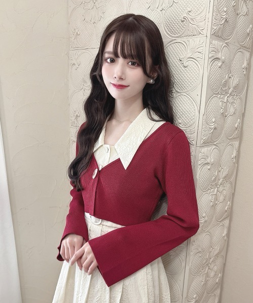 an another angelus（アンアナザーアンジェラス）の「フラワーカメオ釦ショートニットカーディガン/fint　フィント（カーディガン/ボレロ・レディース・ライトグレー/レッド/イエロー・FREE）」の3枚目の写真