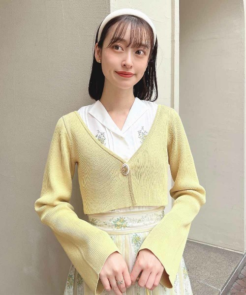 an another angelus（アンアナザーアンジェラス）の「フラワーカメオ釦ショートニットカーディガン/fint　フィント（カーディガン/ボレロ・レディース・ライトグレー/レッド/イエロー・FREE）」の2枚目の写真