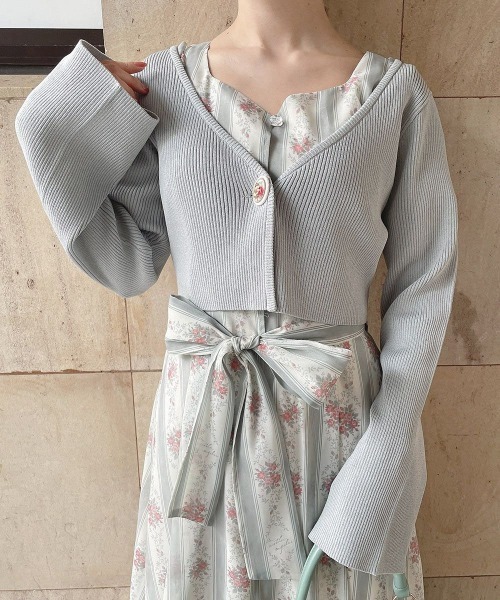 an another angelus（アンアナザーアンジェラス）の「フラワーカメオ釦ショートニットカーディガン/fint　フィント（カーディガン/ボレロ・レディース・ライトグレー/レッド/イエロー・FREE）」の4枚目の写真