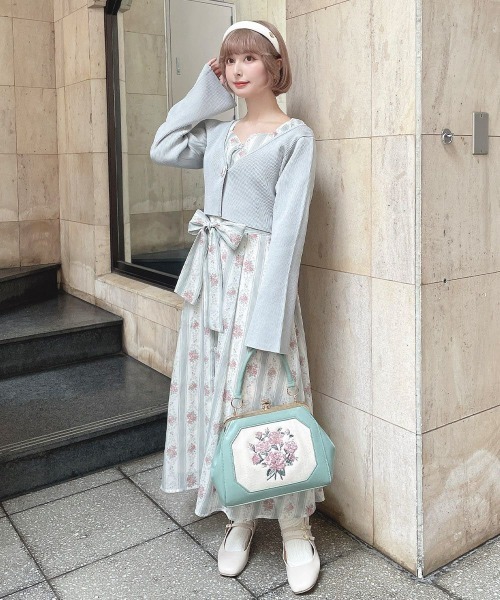 an another angelus（アンアナザーアンジェラス）の「フラワーカメオ釦ショートニットカーディガン/fint　フィント（カーディガン/ボレロ・レディース・ライトグレー/レッド/イエロー・FREE）」の5枚目の写真