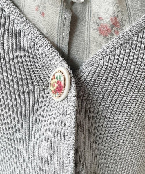 an another angelus（アンアナザーアンジェラス）の「フラワーカメオ釦ショートニットカーディガン/fint　フィント（カーディガン/ボレロ・レディース・ライトグレー/レッド/イエロー・FREE）」の7枚目の写真