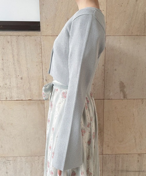 an another angelus（アンアナザーアンジェラス）の「フラワーカメオ釦ショートニットカーディガン/fint　フィント（カーディガン/ボレロ・レディース・ライトグレー/レッド/イエロー・FREE）」の9枚目の写真