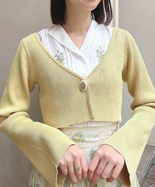 an another angelus（アンアナザーアンジェラス）の「フラワーカメオ釦ショートニットカーディガン/fint　フィント（カーディガン/ボレロ・レディース・ライトグレー/レッド/イエロー・FREE）」の10枚目の写真