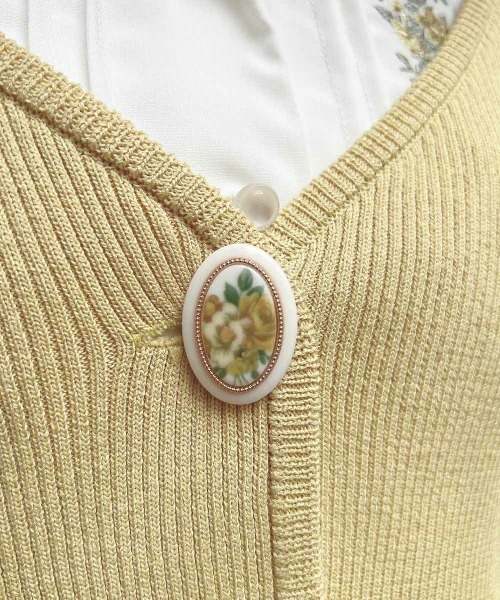 an another angelus（アンアナザーアンジェラス）の「フラワーカメオ釦ショートニットカーディガン/fint　フィント（カーディガン/ボレロ・レディース・ライトグレー/レッド/イエロー・FREE）」の11枚目の写真