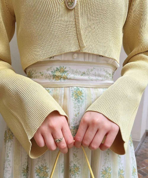 an another angelus（アンアナザーアンジェラス）の「フラワーカメオ釦ショートニットカーディガン/fint　フィント（カーディガン/ボレロ・レディース・ライトグレー/レッド/イエロー・FREE）」の12枚目の写真