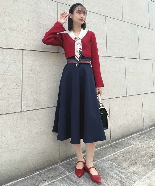 an another angelus（アンアナザーアンジェラス）の「フラワーカメオ釦ショートニットカーディガン/fint　フィント（カーディガン/ボレロ・レディース・ライトグレー/レッド/イエロー・FREE）」の14枚目の写真