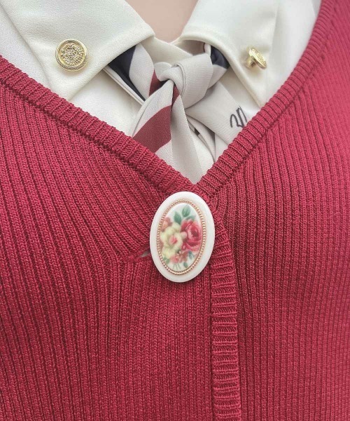 an another angelus（アンアナザーアンジェラス）の「フラワーカメオ釦ショートニットカーディガン/fint　フィント（カーディガン/ボレロ・レディース・ライトグレー/レッド/イエロー・FREE）」の15枚目の写真