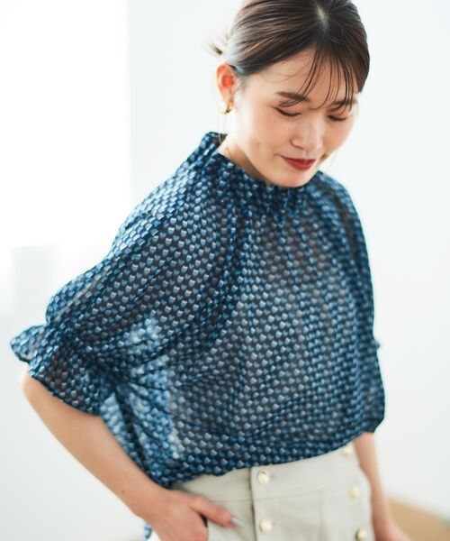 le.coeur blanc(ルクールブラン)の「シフォン幾何柄プリントブラウス(シャツ/ブラウス・レディース・ホワイト系その他/ブルー系その他4・38)」の1枚目の写真