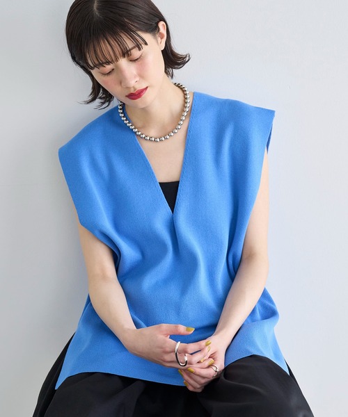 Paula Canovas del Vas Vネック ニット ベスト Paula Canovas Del Vasのネイビー ストライプ シャギー クルー
