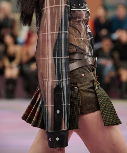 ANDERSSON BELL（アンダースンベル）の「Andersson Bell/アンダーソンベル/MOLY FAUX-LEATHER MICRO DETA（その他パンツ・レディース・その他24・34/36）」の7枚目の写真