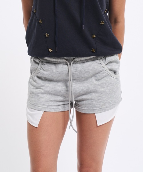 INTER FACTORY(インターファクトリー)の「AINA - バックロゴスウェットショートミニパンツ GOSSIP CLUB made in INTER FACTORY(その他パンツ・レディース・グレー/レッド・MEDIUM/SMALL)」の1枚目の写真
