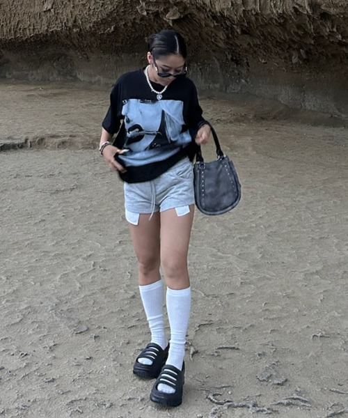 INTER FACTORY(インターファクトリー)の「AINA - バックロゴスウェットショートミニパンツ GOSSIP CLUB made in INTER FACTORY(その他パンツ・レディース・グレー/レッド・MEDIUM/SMALL)」の4枚目の写真