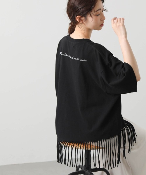 Boutique Ordinary(ブティークオーディナリー)の「フリンジヘムバックロゴ5分袖カットソー(Tシャツ/カットソー・レディース・ホワイト/ブラック・FREE)」の1枚目の写真