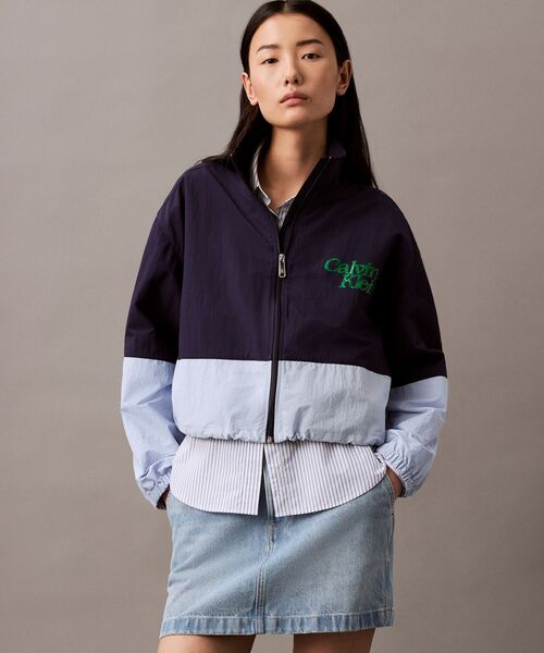Calvin Klein(カルバン・クライン)の「カラーブロック ナイロンジップアップ ブルゾン(ナイロンジャケット・レディース・ブルー系その他・XS/XXS)」の6枚目の写真