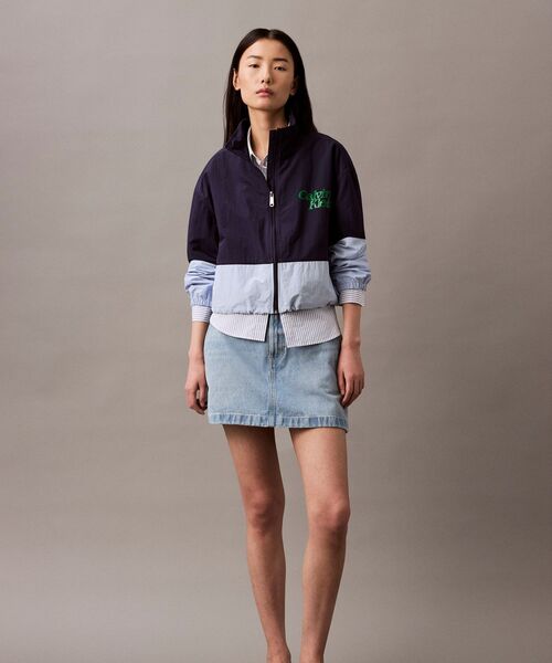 Calvin Klein(カルバン・クライン)の「カラーブロック ナイロンジップアップ ブルゾン(ナイロンジャケット・レディース・ブルー系その他・XS/XXS)」の3枚目の写真