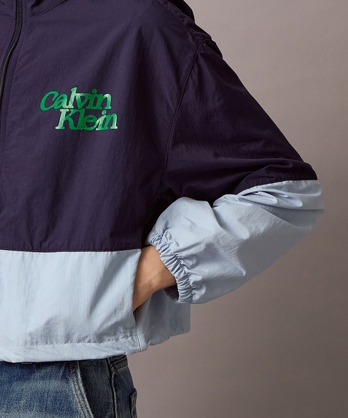 Calvin Klein(カルバン・クライン)の「カラーブロック ナイロンジップアップ ブルゾン(ナイロンジャケット・レディース・ブルー系その他・XS/XXS)」の8枚目の写真