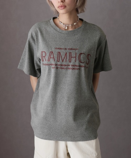 Girly Doll(ガーリードール)の「刺繍フロントロゴデザインTシャツ(Tシャツ/カットソー・レディース・グレー/ブラック/ホワイト・F)」の1枚目の写真