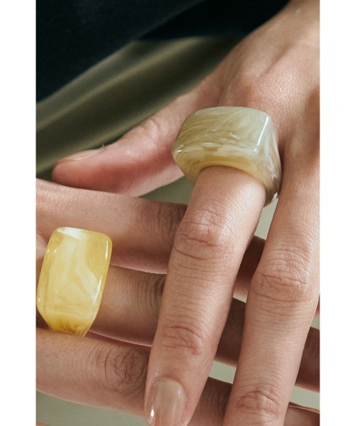 marjour（マージュール）の「SQUARE TRANSLUCENT RING（リング・レディース・カーキ系/イエロー・13号）」の2枚目の写真