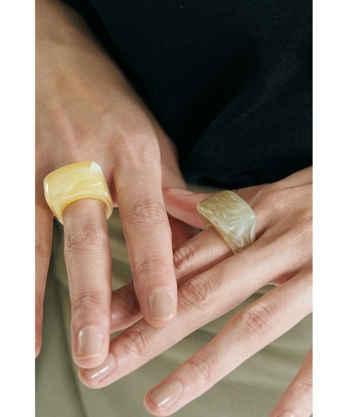 marjour（マージュール）の「SQUARE TRANSLUCENT RING（リング・レディース・カーキ系/イエロー・13号）」の14枚目の写真