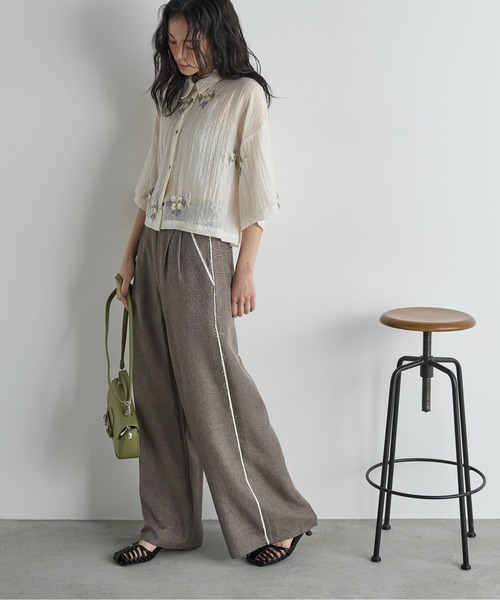 THE YOn（ザヨン）の「フラワーエンブロイダリーシアークロップドシャツ（シャツ/ブラウス・レディース・ブラウン/ブラック/アイボリー・FREE）」の21枚目の写真