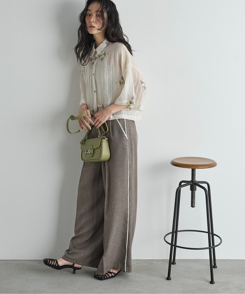 THE YOn（ザヨン）の「フラワーエンブロイダリーシアークロップドシャツ（シャツ/ブラウス・レディース・ブラウン/ブラック/アイボリー・FREE）」の22枚目の写真