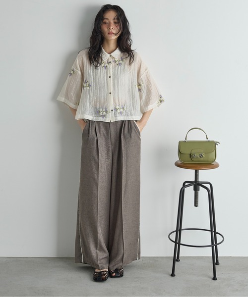 セール】フラワーエンブロイダリーシアークロップドシャツ