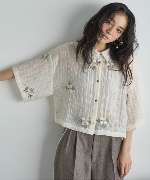 THE YOn（ザヨン）の「フラワーエンブロイダリーシアークロップドシャツ（シャツ/ブラウス・レディース・ブラウン/ブラック/アイボリー・FREE）」の6枚目の写真