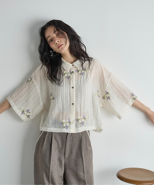 THE YOn（ザヨン）の「フラワーエンブロイダリーシアークロップドシャツ（シャツ/ブラウス・レディース・ブラウン/ブラック/アイボリー・FREE）」の7枚目の写真